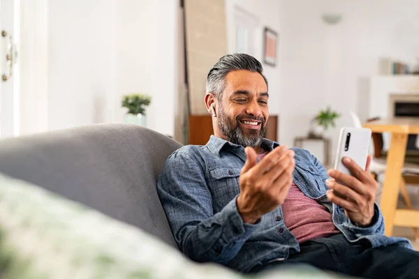 Gelukkig Glimlachende Indiaanse Man Die Smartphone Gebruikt Een Videogesprek Doen — Stockfoto