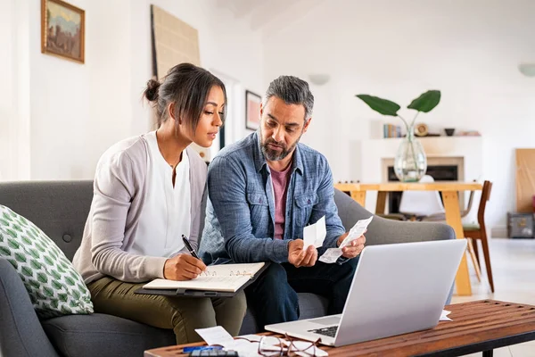 Mogna Par Beräkna Räkningar Hemma Med Hjälp Laptop Och Miniräknare — Stockfoto