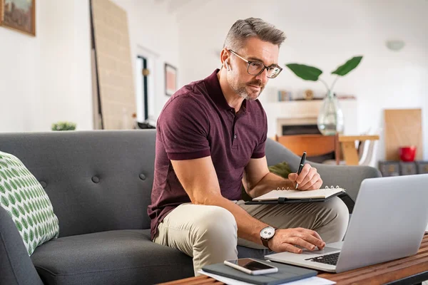 Felnőtt Üzletember Szemüveget Visel Miközben Jegyzetel Otthonról Dolgozik Laptopján Alkalmi — Stock Fotó