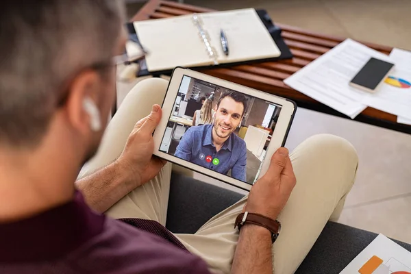 Empresário Maduro Conversando Com Colega Durante Videochamada Tablet Digital Parceiros — Fotografia de Stock