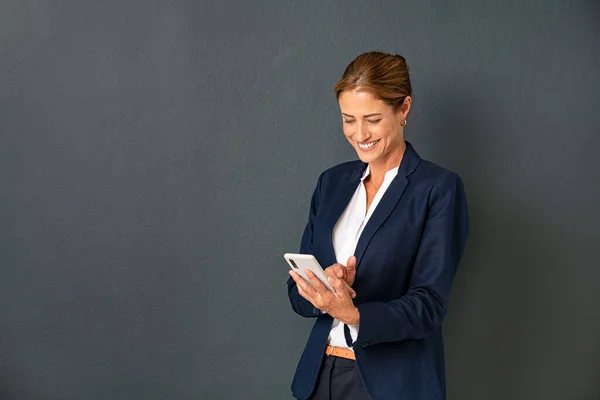 Felice Donna Affari Matura Utilizzando Smartphone Isolato Sfondo Grigio Con — Foto Stock