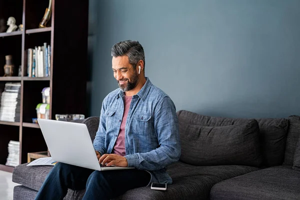 Succesvolle Volwassen Indiase Zakenman Zittend Bank Typen Laptop Met Draadloze — Stockfoto