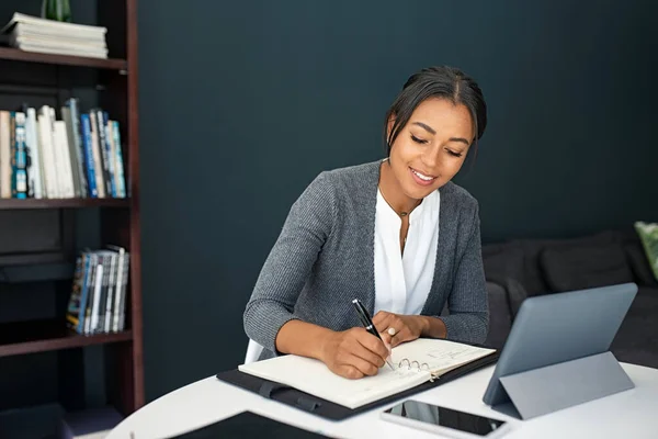 Gammal Affärskvinna Noterar Möten Dagordningen När Använder Digitala Surfplatta Hemma — Stockfoto