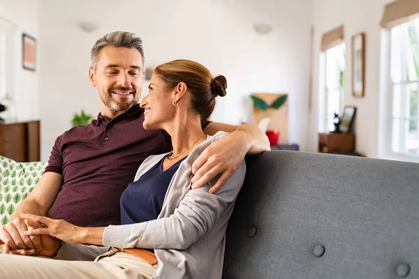 Mid Vuxen Par Omfamna Och Koppla Soffan Hemma Samtidigt Hålla — Stockfoto