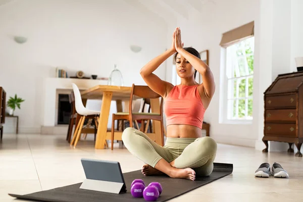 Spor Kıyafetli Olgun Bir Kadın Yoga Minderinde Oturup Online Yoga — Stok fotoğraf