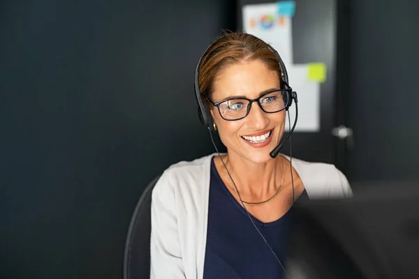 Operatör Callcenter Med Headset Telefonjouren Som Arbetar Hemifrån Gammal Positiv — Stockfoto