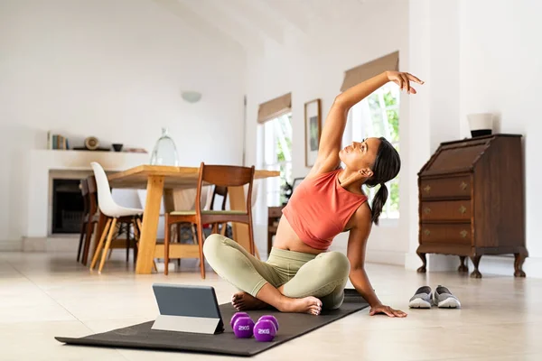 Reife Mischlingshündin Sportbekleidung Sitzt Auf Einer Yogamatte Und Macht Stretchübungen — Stockfoto