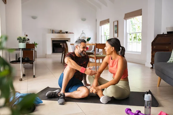 Felice Uomo Indiano Con Donna Africana Seduta Tappetino Yoga Parlare — Foto Stock