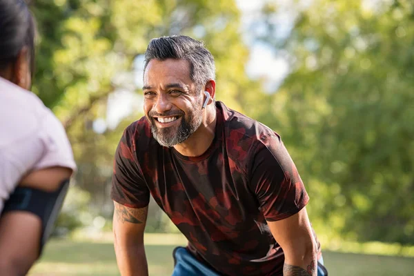 Feliz Pareja Madura Fitness Descansando Después Una Carrera Parque Sonriente —  Fotos de Stock