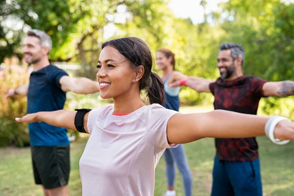 Grupp Multietniska Mogna Människor Sträcker Armarna Medelålders Yogaklass Som Motionerar — Stockfoto