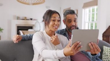 Mutlu olgun çift dijital tabletle online video görüşmesi yaparken el sallıyor. Orta yaşlı, etnik çeşitlilikte bir erkek ve Latin bir kadın kopya alanı olan bir aileyle video görüşmesi yapıyor..