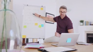 Olgun öğretmen video görüşmesiyle çevrimiçi derse giriyor ve matematiği anlatıyor. Video konferansında beyaz tahta ve dizüstü bilgisayar kullanarak öğrencilere ders veren mutlu matematik profesörü..