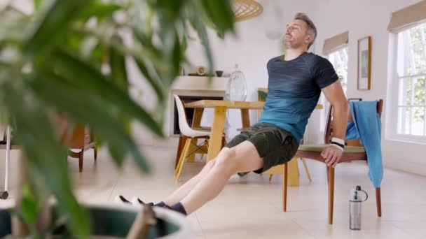 Dojrzały Mężczyzna Robi Ćwiczenia Fitness Podczas Wykonywania Pompek Pomocą Krzesła — Wideo stockowe
