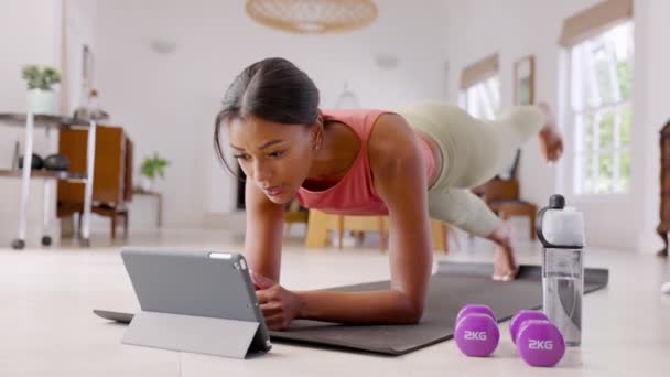 Yetişkin Sporcu Kadın Evde Egzersiz Yapıyor Dijital Tablet Üzerinde Eğitim — Stok video