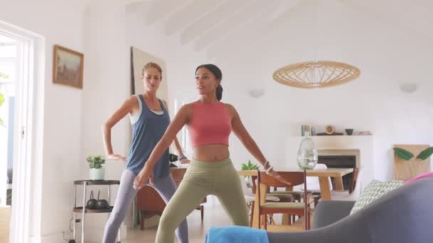 Dos Mujeres Maduras Haciendo Guerreras Posan Casa Con Los Brazos — Vídeos de Stock