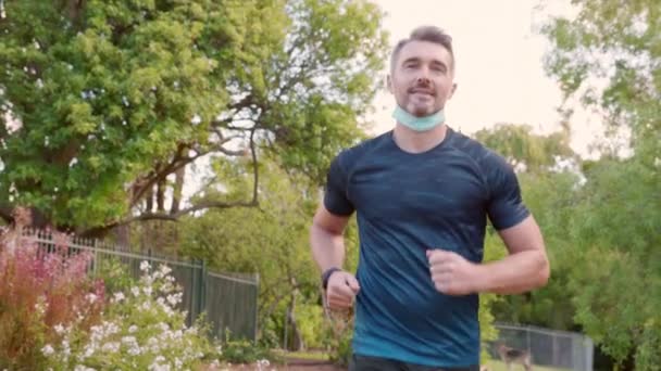 Щасливий Зрілий Чоловік Бігає Парку Маскою Обличчя Під Час Пандемії — стокове відео