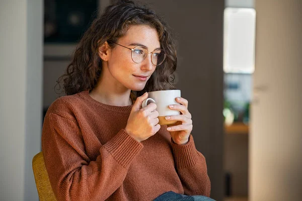 Pensiv Kvinna Som Sitter Fåtöljen Och Dricker Varmt Kaffe Hemma — Stockfoto