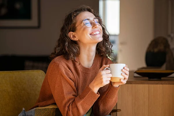 Porträt Einer Fröhlichen Jungen Frau Die Hause Eine Tasse Kaffee — Stockfoto