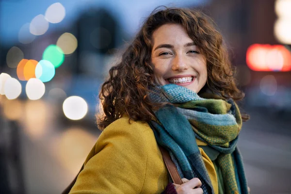 Portret Van Een Gelukkige Vrouw Straat Die Naar Camera Kijkt — Stockfoto