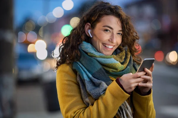 Young Beautiful Woman Using Her Mobile Phone Dusk City While — Stock Photo, Image