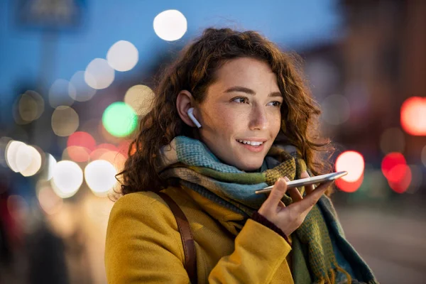 Gelukkige Vrouw Opname Bericht Met Behulp Van Stem Smartphone Gelukkige — Stockfoto