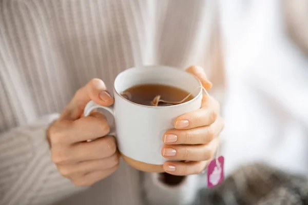 Femme Portant Pull Tenant Une Tasse Chaude Thé Fraîchement Infusé — Photo