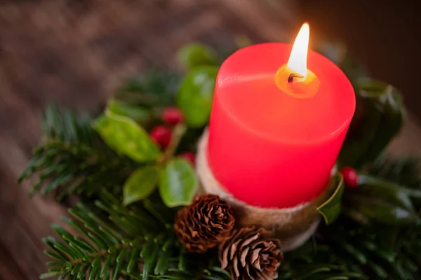 Brennende Rote Weihnachtskerze Mit Dekoration Aus Tanne Stechpalme Und Kleinen — Stockfoto