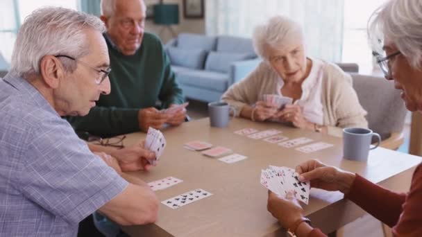 Šťastní Senioři Spolu Hrají Karty Důchodové Komunitě Skupina Starších Párů — Stock video