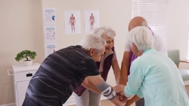 Сміються Люди Похилого Віку Збираючи Руки Клініці Після Тренування Щаслива — стокове відео