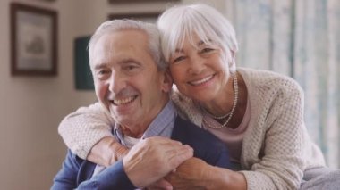 Güzel karısıyla romantik bir son sınıf erkeğinin portresi evde kalır. Gülümseyen ve şefkatli yaşlı kadın, emekli kocasının arkasından sarılıyor, koltukta oturuyor. Neşeli yaşlı çift kameraya neşeyle bakıyor..