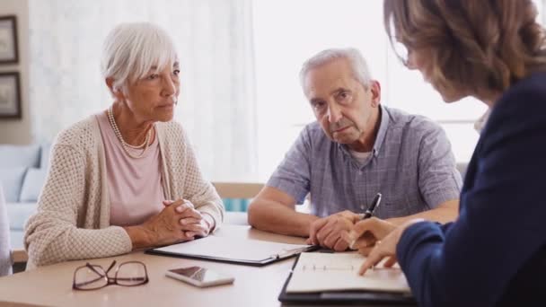 Senior Homme Femme Rencontrant Conseiller Médical Pour Assurance Maladie Maison — Video