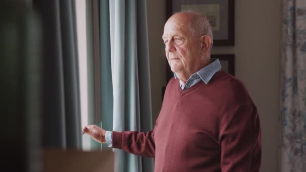 Eenzame Oude Man Contemplatie Bij Het Raam Die Wegkijkt Nadenkt — Stockvideo