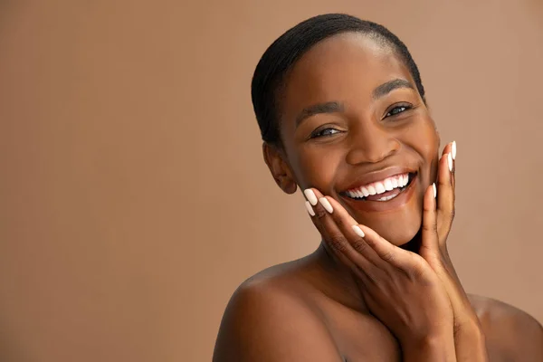 Hermosa Cara Mujer Madura Sonriente Con Piel Limpia Fresca Aislada — Foto de Stock