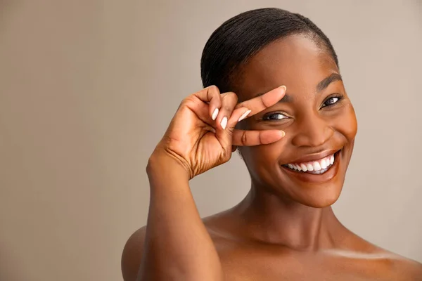 Портрет Дорослої Жінки Ідеальною Шкірою Показує Знак Перемоги Біля Очей — стокове фото
