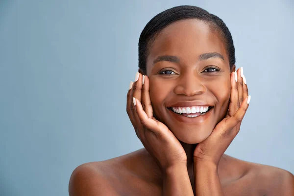 Retrato Una Hermosa Mujer Afroamericana Tocándose Cara Mirando Cámara Cara — Foto de Stock