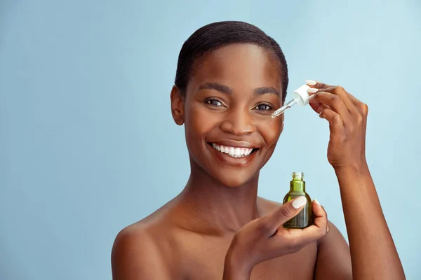 Hermosa Mujer Que Aplica Ácido Hialurónico Para Cuidado Piel Facial — Foto de Stock