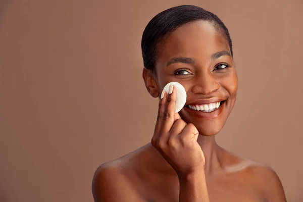 Happy Tersenyum Indah African Wanita Membersihkan Kulit Dengan Swab Kapas — Stok Foto