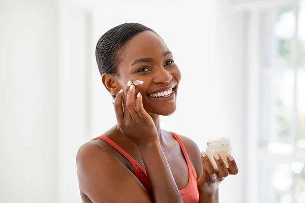 Middelbare Leeftijd Vrouw Toepassen Hydraterende Vochtinbrengende Crème Haar Gezicht Dagelijkse — Stockfoto