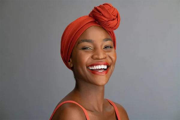 Portret Wesołej Afrykańskiej Dojrzałej Kobiety Chustą Głowie Pod Szarą Ścianą — Zdjęcie stockowe