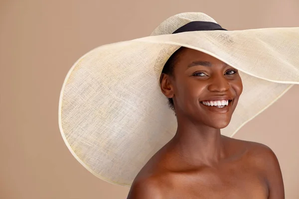 Mulher Madura Bonita Com Ombro Usando Chapéu Verão Com Aba — Fotografia de Stock