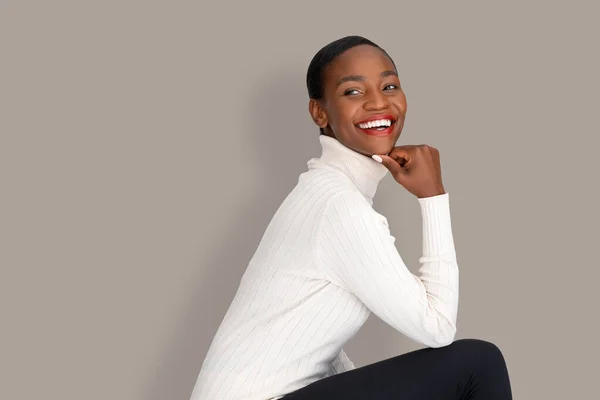 Wanita Dewasa Afrika Cantik Mengenakan Sweater Putih Terisolasi Latar Belakang — Stok Foto