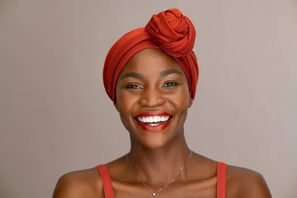 带有红色头巾的非洲美女的肖像 背景为褐色 有复制空间 快乐的黑人中层女性头戴民族头巾 穿着传统服装的成熟快乐的女士 — 图库照片