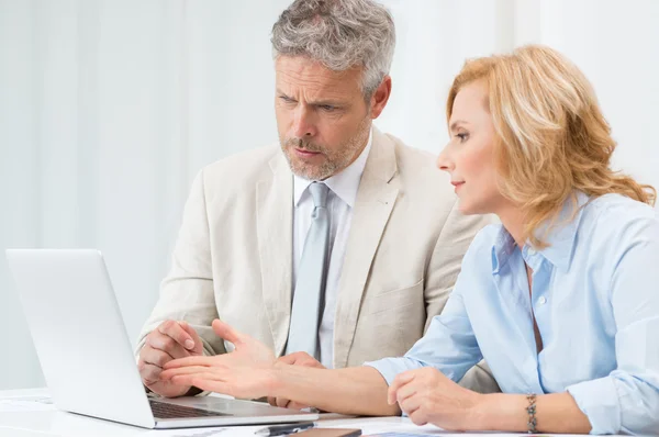 Geschäftsleute arbeiten zusammen — Stockfoto