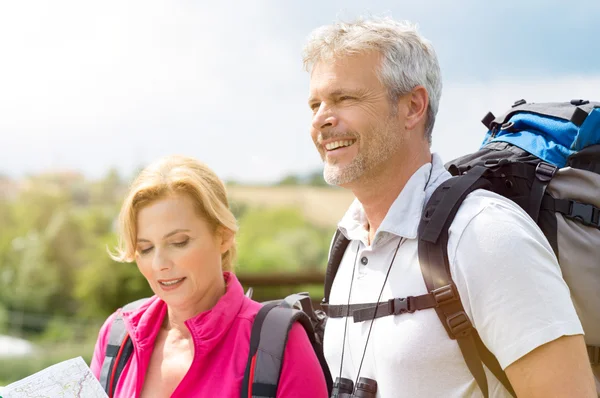 Älteres Paar wandert gemeinsam — Stockfoto