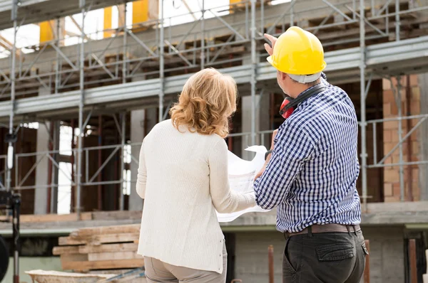 Looking At Construction Building — Stock Photo, Image