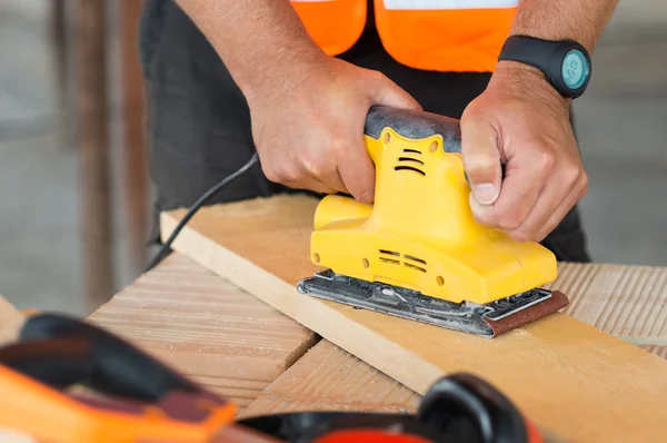 Nahaufnahme Schreiner schleift Holz — Stockfoto