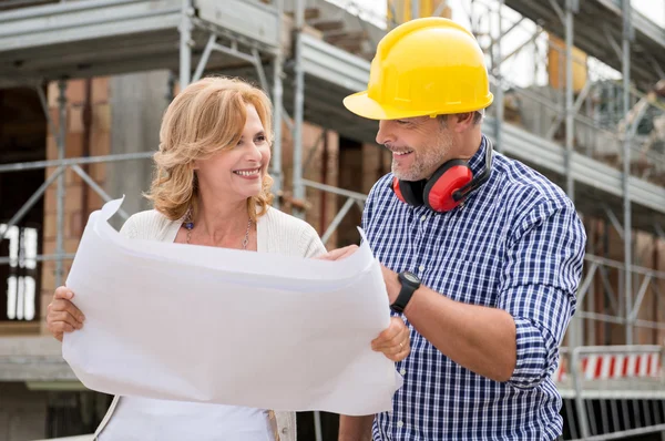 Owner And Architect Analyzing Blueprint — Stock Photo, Image