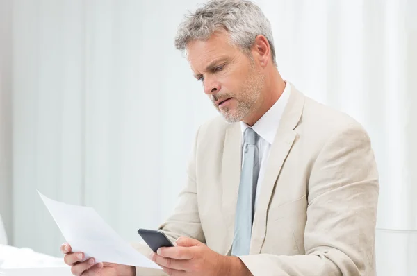 Informe de examen de hombre de negocios — Foto de Stock