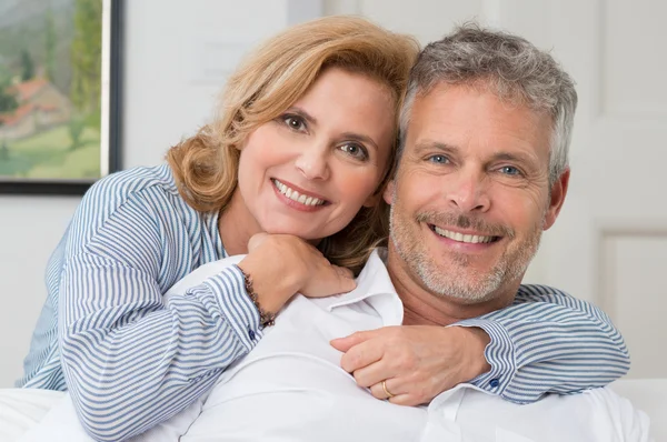 Abrazando pareja madura — Foto de Stock