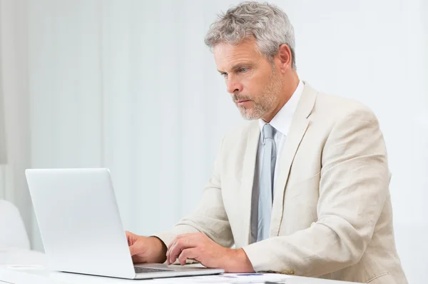 Geschäftsmann arbeitet im Büro — Stockfoto